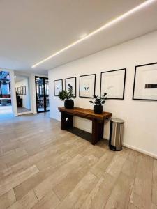 a room with a table and pictures on the wall at Apartamento 2 Habitaciones, Edificio Airali, Zona 10, Miradolo in Guatemala