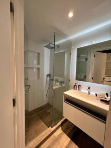 W łazience znajduje się umywalka i przeszklony prysznic. w obiekcie Apartamento 2 Habitaciones, Edificio Airali, Zona 10, Miradolo w mieście Gwatemala