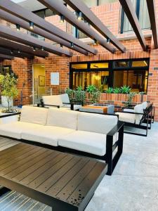 kanapę siedzącą na patio w budynku w obiekcie Apartamento 2 Habitaciones, Edificio Airali, Zona 10, Miradolo w mieście Gwatemala