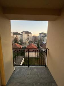 een balkon met uitzicht op de stad bij Paulina Apartments in Čačak