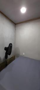 ein Zimmer mit einem Haartrockner an der Wand in der Unterkunft Casa Tauchin in Puerto Viejo