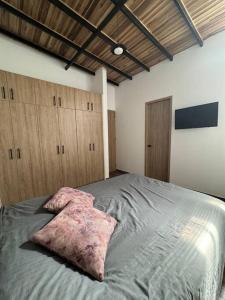 Cama ou camas em um quarto em Hermoso apartamento en Pamplona