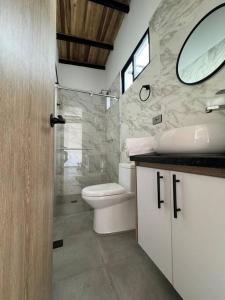 ein Badezimmer mit einem WC, einem Waschbecken und einem Spiegel in der Unterkunft Hermoso apartamento en Pamplona in Pamplona