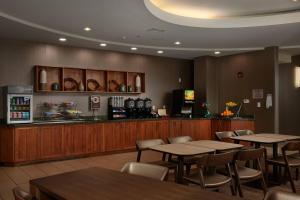 SpringHill Suites by Marriott Baton Rouge North / Airport في باتون روج: مطعم بطاولات وكراسي وكاونتر
