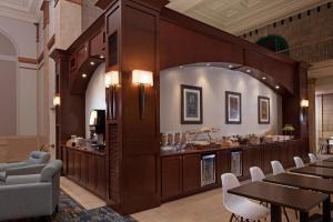 un ristorante con tavoli e sedie e un bar di SpringHill Suites by Marriott Baltimore Downtown/Inner Harbor a Baltimora