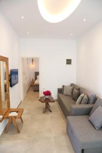 un soggiorno con divano e tavolo di Mykonos Eight a Mykonos Città