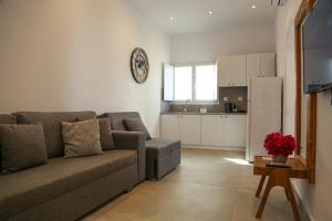 un soggiorno con divano e una cucina di Mykonos Eight a Mykonos Città