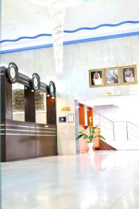 un pasillo con una puerta de metal en un edificio en Safa PARK HOTEL YANBU فندق صفا بارك ينبع, en Yanbu