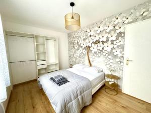 una camera con un letto e una parete di tazze di Caporizon -Villa Pommier-6 personnes-Terrasse-Jardin a Crégandie