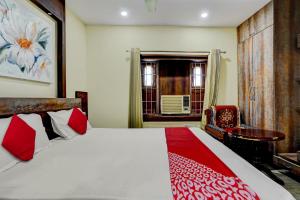 een slaapkamer met een bed, een stoel en een raam bij Super Collection O Oxygen in Rānchī