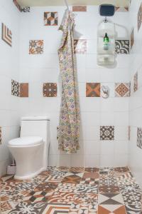 uma casa de banho com WC e azulejos na parede em Charming House at Roma em Cidade do México