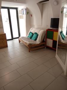 Zimmer mit einem Bett und einem TV auf einem Fliesenboden in der Unterkunft Mary's house in Portici