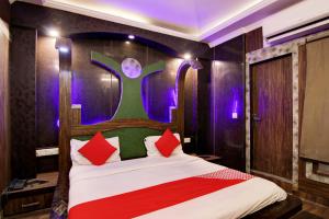 a bedroom with a large bed with red pillows at OYO AIRPORT PITTORS QUE DELHI in New Delhi