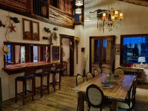 comedor con mesa y sillas en Hogar mágico en Punta de Choros, en Choros
