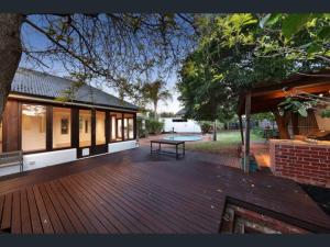 una terraza de madera con un banco en la parte superior de una casa en luxury 5 bedrooms, Pool, Quiet, en Melbourne