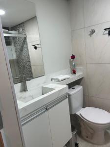 een witte badkamer met een toilet en een wastafel bij AP Smart Center in Campinas