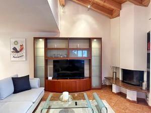 TV a/nebo společenská místnost v ubytování Attika - 85m2, Holz, Ausblick, mit Garage - ME17-A