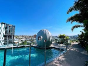 una piscina con una cúpula en la parte superior de un edificio en Light apartment in amazing central location, en Brisbane