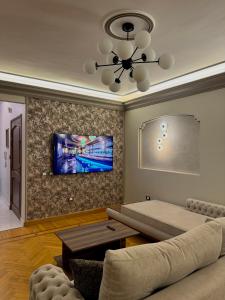 uma sala de estar com um sofá e uma ventoinha de tecto em Elegant Apartment no Cairo