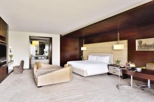 Postel nebo postele na pokoji v ubytování JW Marriott Hotel Chandigarh