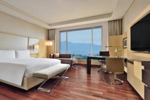 TV a/nebo společenská místnost v ubytování JW Marriott Hotel Chandigarh