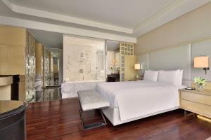 Postel nebo postele na pokoji v ubytování JW Marriott Hotel Chandigarh