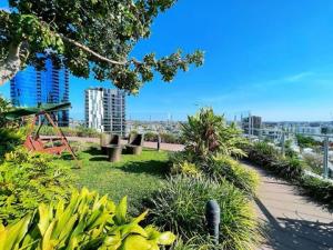 een park met twee banken en een schommel bij Light apartment in amazing central location in Brisbane