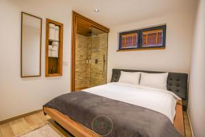 1 dormitorio con 1 cama grande y puerta de cristal en Holiday Villas, en Orllan