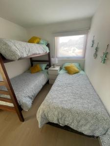 Ένα ή περισσότερα κρεβάτια σε δωμάτιο στο Gran casa maitencillo frente al mar +24 φωτογραφίες