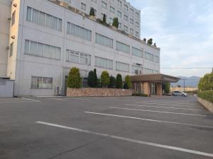 un parking en face d'un bâtiment dans l'établissement New Grand Hotel, à Shinjo