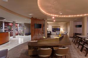 una hall di un hotel con tavolo e sedie di SpringHill Suites by Marriott El Paso a El Paso