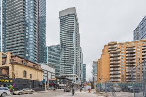 une ville avec de grands bâtiments et une rue avec des voitures dans l'établissement Luxury properties close to Eaton Center!, à Toronto