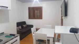 una sala de estar con una mesa y un sofá en Casa da Mari, en Canela