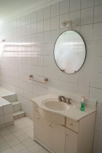 a white bathroom with a sink and a mirror at Amplio chalet en zona centro in San José