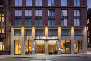 um edifício com uma placa para um hotel callez em AC Hotel by Marriott Glasgow em Glasgow