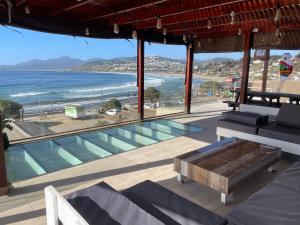 balcón con mesa y vistas a la playa en Gran casa maitencillo frente al mar, en Maitencillo
