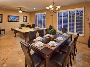 Χώρος καθιστικού στο Prime Location, Heated Pool, Hot Tub, Fire Pit, Bbq, More