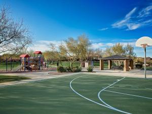 Ο χώρος παιχνιδιού για παιδιά στο Prime Location, Heated Pool, Hot Tub, Fire Pit, Bbq, More