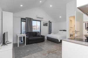 een hotelkamer met een bed en een bank bij AveiNest - Your Studio in Aveiro in Aveiro