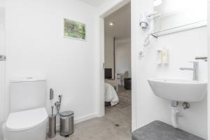 アヴェイロにあるAveiNest - Your Studio in Aveiroのトイレと洗面台付きのバスルーム +44枚の写真