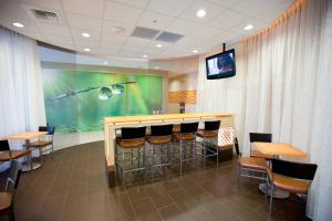 Televisyen dan/atau pusat hiburan di SpringHill Suites Wenatchee