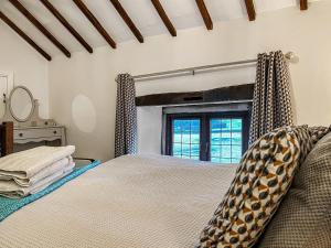 um quarto com uma cama e uma janela em Denver Cottage - Uk46029 em Monyash