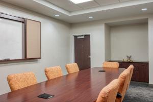 een conferentieruimte met een houten tafel en stoelen bij SpringHill Suites Terre Haute in Terre Haute