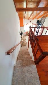 uma escada numa casa com tecto de madeira em La Mar em Mar de Ajó