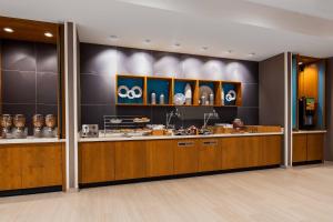 cocina con armarios de madera y encimera en SpringHill Suites by Marriott Chambersburg, en Chambersburg
