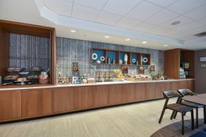 a restaurant with a counter with aasteryasteryasteryasteryasteryasteryasteryasteryastery at SpringHill Suites by Marriott Charlotte / Concord Mills Speedway in Concord