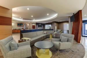 sala de estar con sofá, sillas y mesa en SpringHill Suites Dayton South/Miamisburg, en Miamisburg
