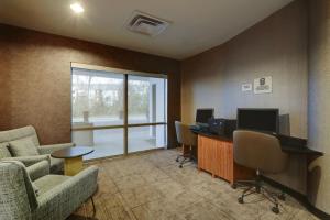 Habitación con escritorio, ordenador y sillas. en SpringHill Suites Dayton South/Miamisburg, en Miamisburg