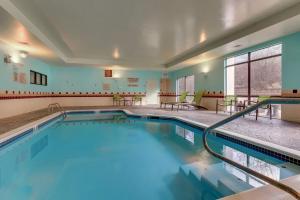 una gran piscina de agua azul en un edificio en SpringHill Suites Dayton South/Miamisburg, en Miamisburg