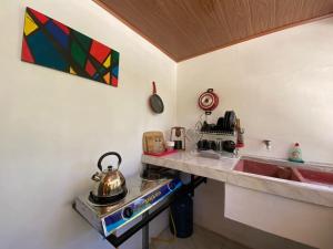 La cocina está equipada con fogones y tetera/cafetera. en Sweet Home en Cabuya